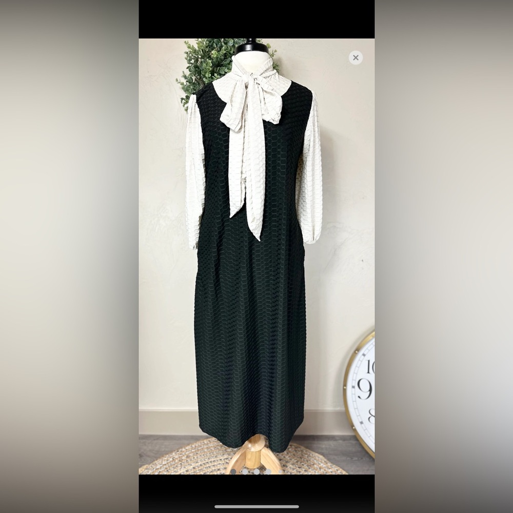 B&W honeycomb dress w/tie neck